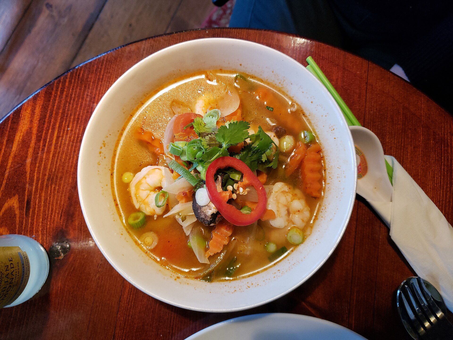 Une soupe de nouilles aux crevettes, herbes et piment